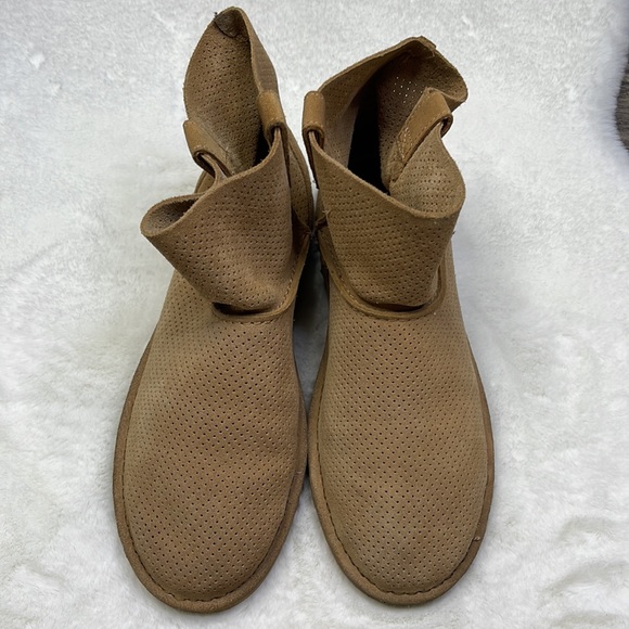 UGG Australia Woman’s US 9 Unlined Classic Mini Perf Suede Boots - Picture 3 of 11